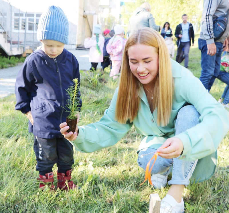 Фото - ЕВРАЗ провел в Качканаре экологические акции «Семейное дерево» и «Клумба своими руками»